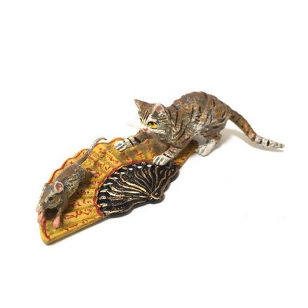 Katze jagt Maus auf gelben Fächer