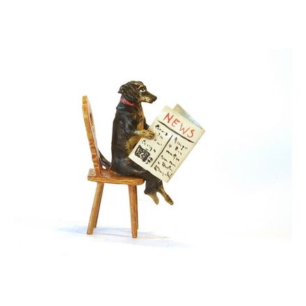 Dackel auf Bauernsessel/Zeitung