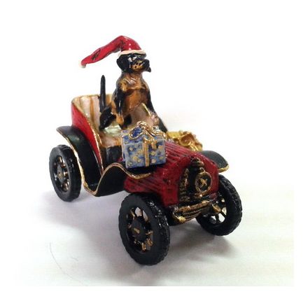 Dackel mit Weihnachtsmütze im Oldtimer
