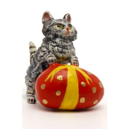Katze mit Osterei
