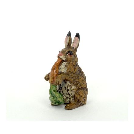 Hase frisst Karotte