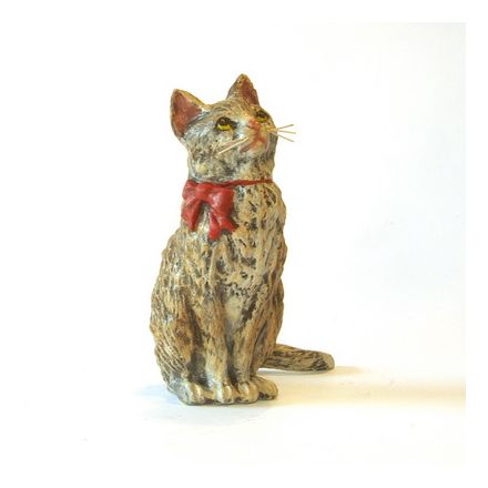 Katze mit roter Masche aufrecht