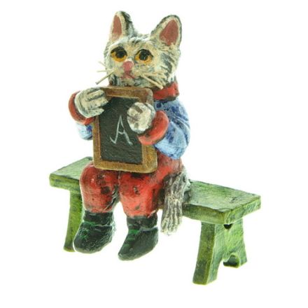 Katzenkind auf Schulbank